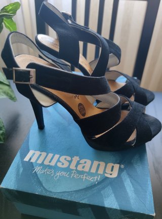 Sandalias Negras de Tacón Mustang T. 38 de segunda mano por 9 EUR en  Leganés en WALLAPOP