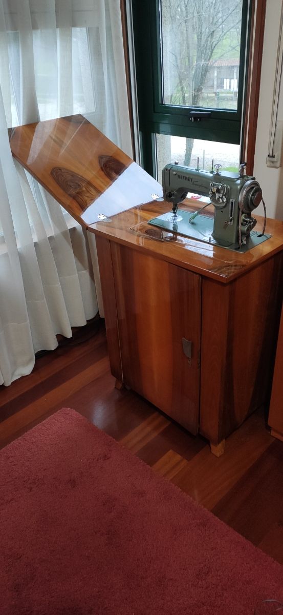 Vendo maquina de coser Refrey Transforma 427 Autom