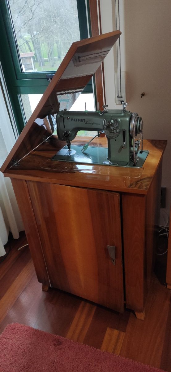 Vendo maquina de coser Refrey Transforma 427 Autom