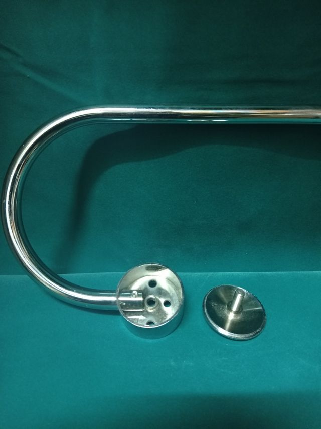 Toallero de acero inoxidable.