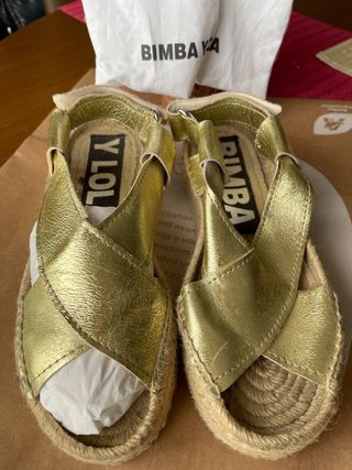 Sandalias\\/ alpargatas doradas Bimba y Lola de segunda mano por 39 EUR en  Vigo en WALLAPOP
