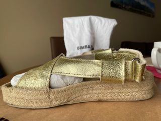 Sandalias\\/ alpargatas doradas Bimba y Lola de segunda mano por 39 EUR en  Vigo en WALLAPOP