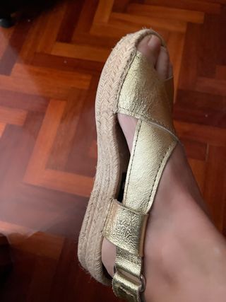 Sandalias\\/ alpargatas doradas Bimba y Lola de segunda mano por 39 EUR en  Vigo en WALLAPOP