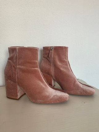 Botines terciopelo rosa BERSHKA de segunda mano por 9 EUR en Valladolid en  WALLAPOP