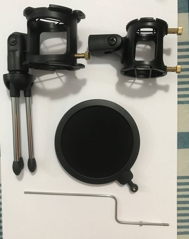 Soporte para micrófono con 2 conexiones distintas.