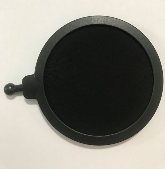 Soporte para micrófono con 2 conexiones distintas.