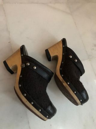 Zuecos UGG negros T 38 de segunda mano por 22 EUR en Torrelodones en  WALLAPOP