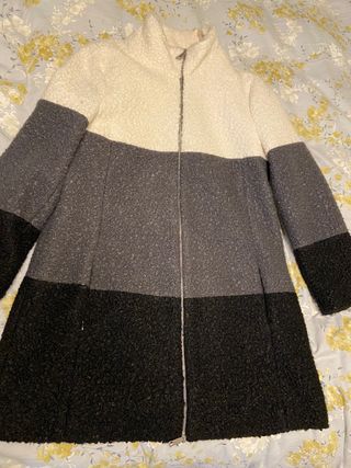 Abrigo Anna Mora Talla 44 de segunda mano por 80 EUR en Ripollet en WALLAPOP