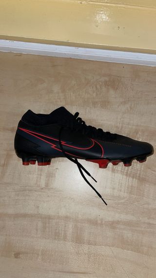Botas nike mercurial superfly rojas y negras de segunda mano por 27 EUR en  León en WALLAPOP