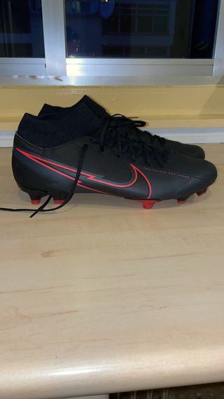 Botas nike mercurial superfly rojas y negras de segunda mano por 27 EUR en  León en WALLAPOP