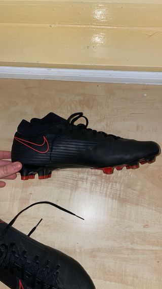 Botas nike mercurial superfly rojas y negras de segunda mano por 27 EUR en  León en WALLAPOP
