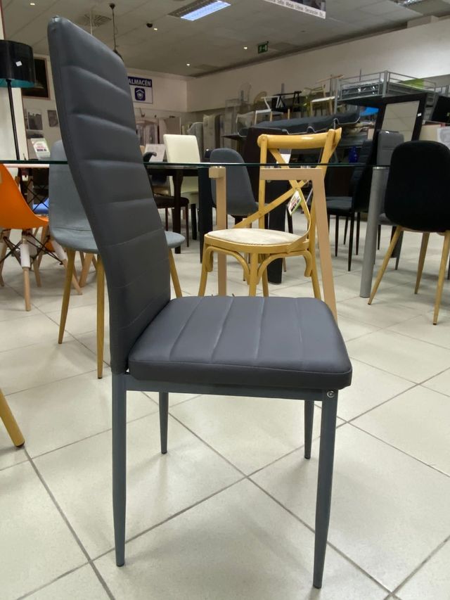 Mesa y 4 sillas disponibles en 3 colores