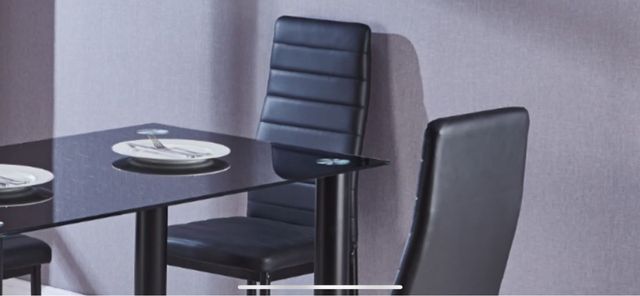 Mesa y 4 sillas disponibles en 3 colores