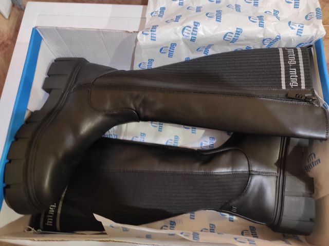 Botas Mustang tamanho 37.