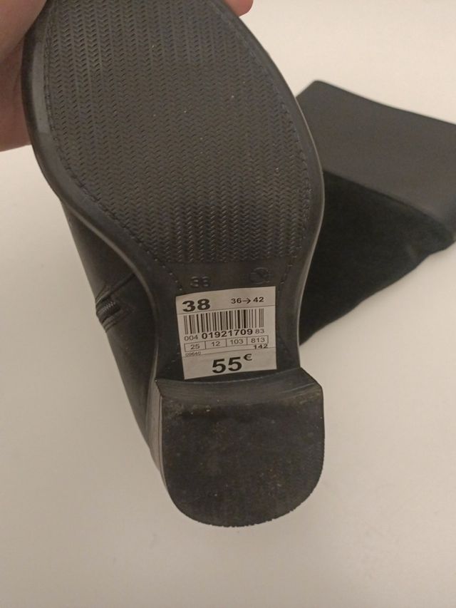 Botas de Sra nuevas 38 de color negro.