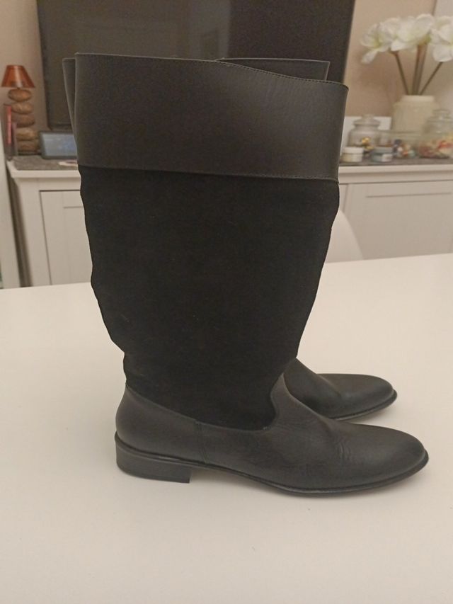 Botas de Sra nuevas 38 de color negro.
