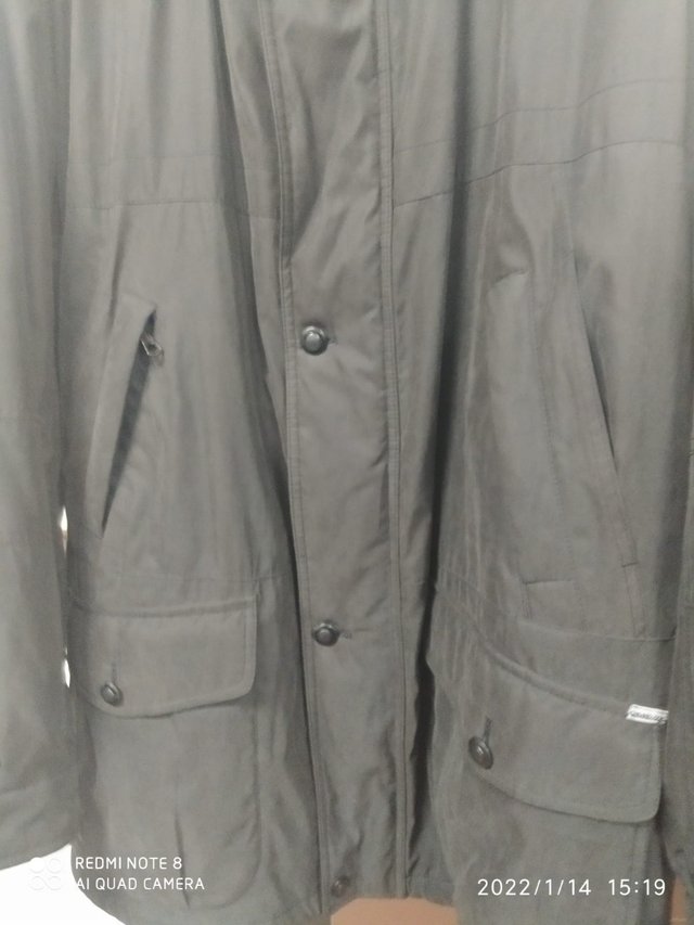 chaqueta gris oscura