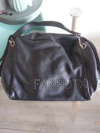 Bolso negro piel Farrutx de segunda mano por 60 EUR en Santander en WALLAPOP