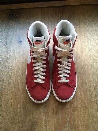 Nike rojo altas Blazer de segunda mano por 40 EUR en Barcelona en WALLAPOP