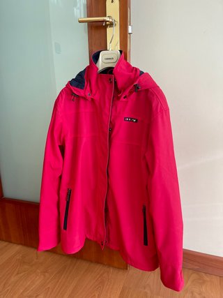 Chubasquero Batela mujer de segunda mano por 40 EUR en Las Rozas de Madrid  en WALLAPOP
