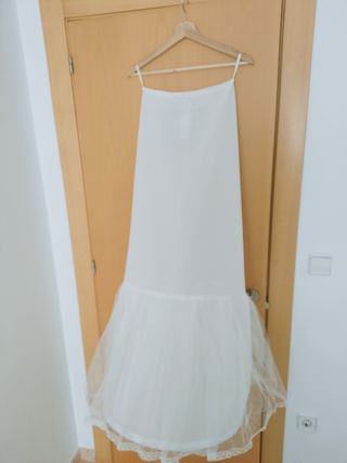 Cancán novia Pronovias de segunda mano por 45 EUR en Elche en WALLAPOP