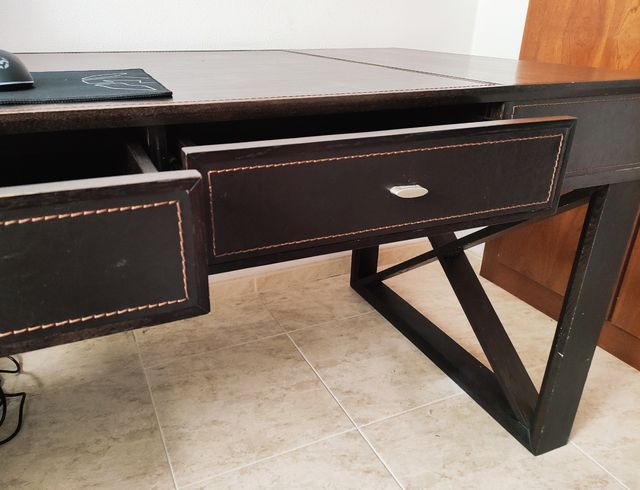 Mesa escritorio estilo colonial.