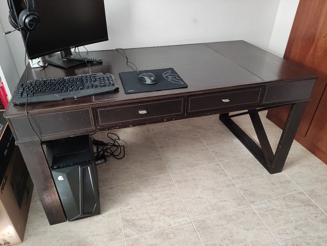 Mesa escritorio estilo colonial.