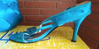 Tacones celestes con bolso a juego de segunda mano por 8 EUR en  Vélez-Málaga en WALLAPOP