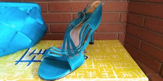 Tacones celestes con bolso a juego de segunda mano por 8 EUR en  Vélez-Málaga en WALLAPOP