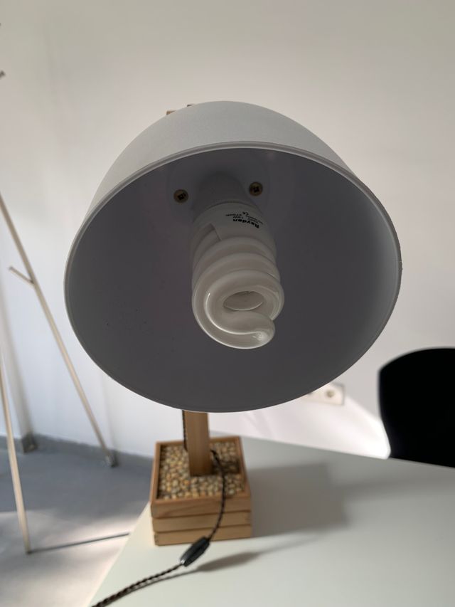 Lámpara de mesa de madera