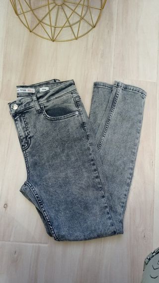 Pantalón vaquero gris talla 38 fórmula joven de segunda mano por 8 EUR en  Toledo en WALLAPOP
