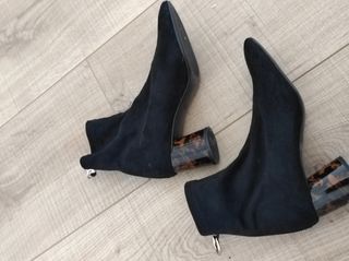 Botines tacón tipo calcetín Zara de segunda mano por 15 EUR en Lugo en  WALLAPOP