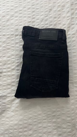Pantalón vaquero negro PULL\u0026amp;BEAR de segunda mano por 16 EUR en Madrid  en WALLAPOP