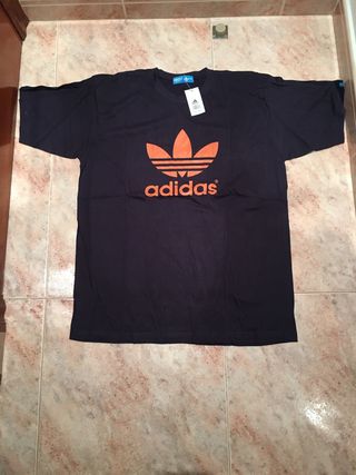 Camiseta adidas XXL marino de segunda mano por 10 EUR en Barcelona en  WALLAPOP