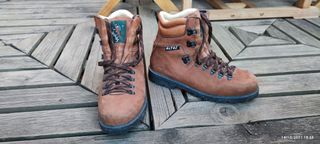 Botas de montaña ALTUS de segunda mano por 35 EUR en Zaragoza en WALLAPOP