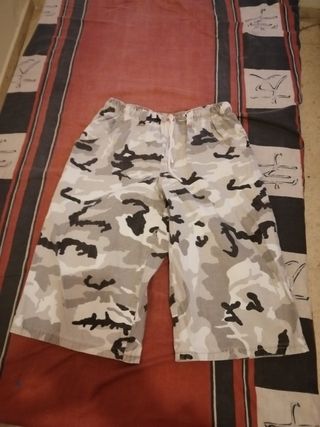 Pantalon militar ancho corto de segunda mano por 20 EUR en Sax en WALLAPOP