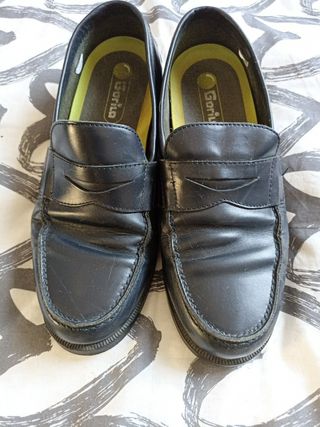 Zapatos piel azul marino Gorila 41 uniforme cole de segunda mano por 12 EUR  en Madrid en WALLAPOP