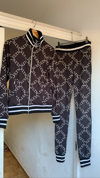 Chándal valentino de segunda mano por 60 EUR en Fuengirola en WALLAPOP