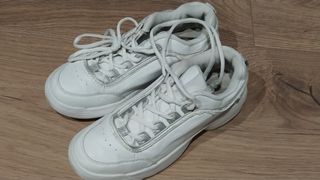 Zapatillas tipo FILA núm. 37 de segunda mano por 5 EUR en Tarragona en  WALLAPOP