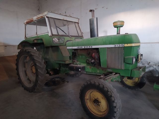 tractor  tiene también las ruedas anchas