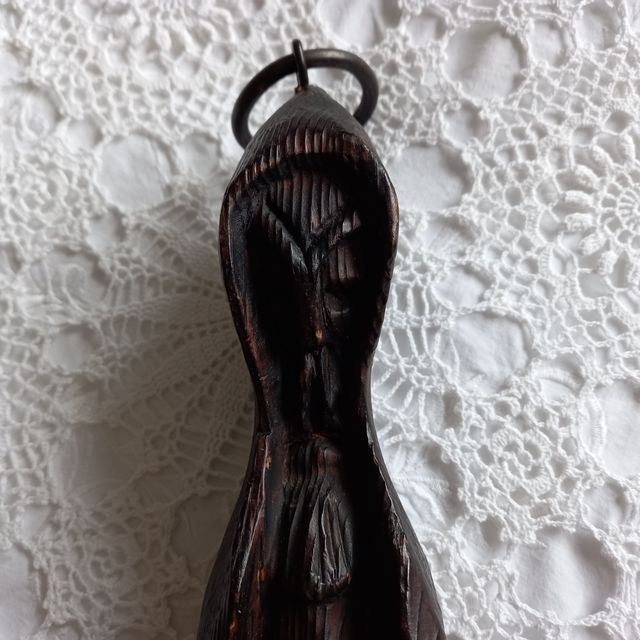 FIGURA PORTAVELAS MADERA