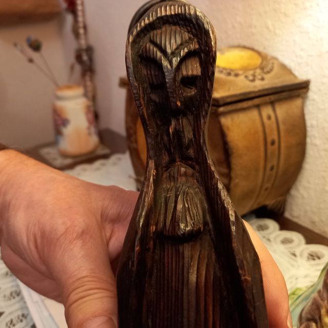 FIGURA PORTAVELAS MADERA