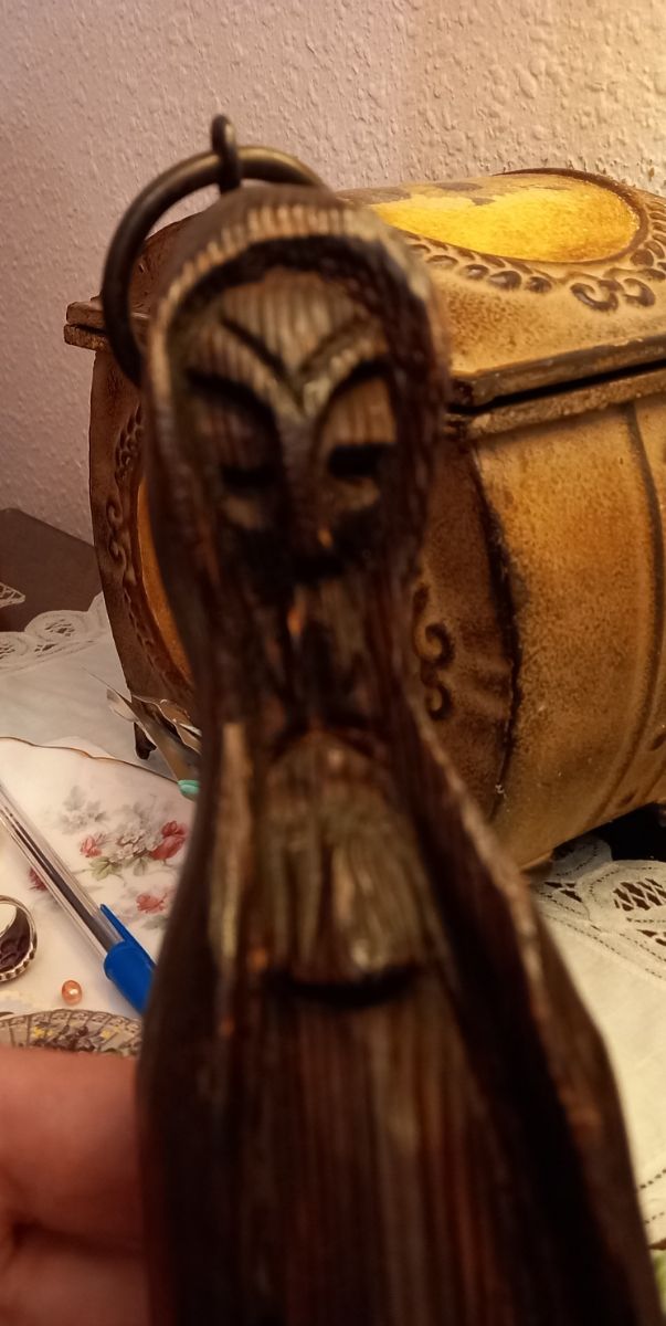 FIGURA PORTAVELAS MADERA