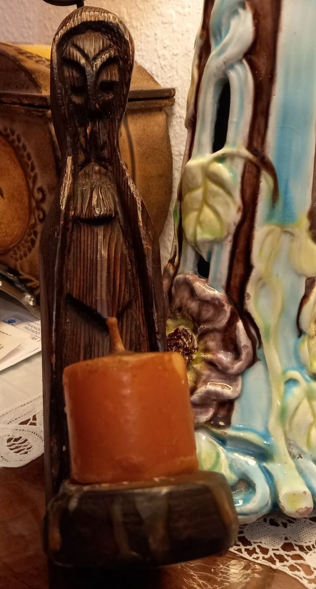 FIGURA PORTAVELAS MADERA