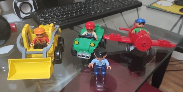4 figuras de Lego y vehículos