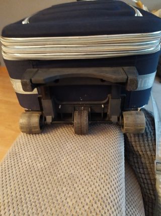 MALETA VIAJE 55x40x25 (ampliable) de segunda mano por 22 EUR en Martorell  en WALLAPOP
