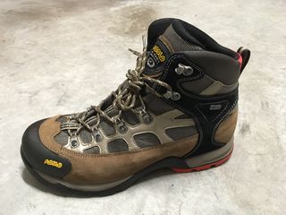 BOTAS MONTAÑA ASOLO de segunda mano por 1 EUR en Ali en WALLAPOP