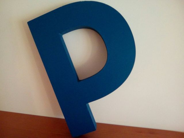 Inicial:Letra P en poliespan de color azul cerúleo
