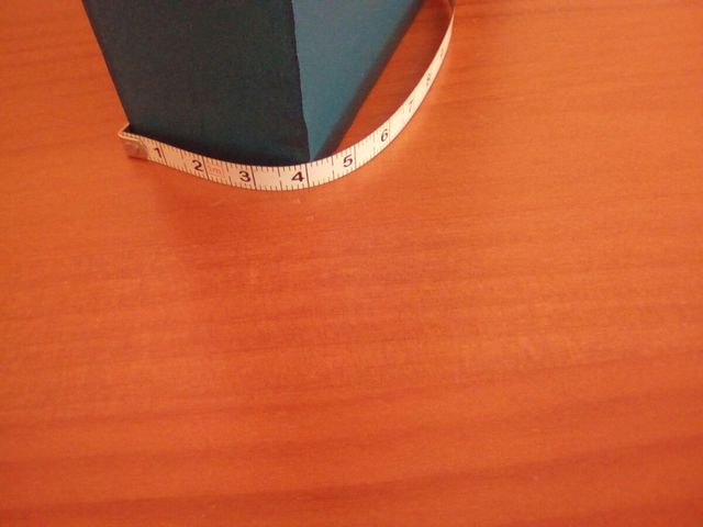 Inicial:Letra P en poliespan de color azul cerúleo