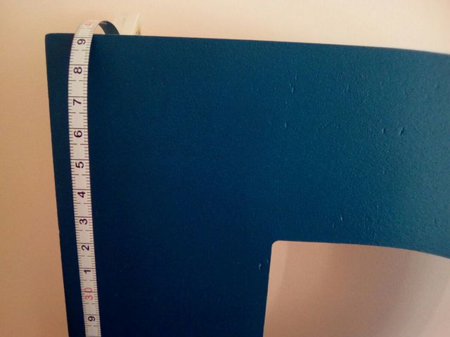 Inicial:Letra N en poliespan de color azul cerúleo